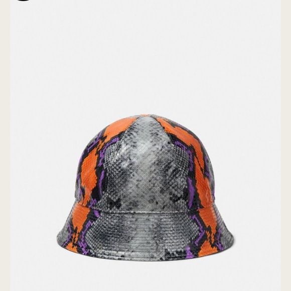 ‼️SALE‼️ Versace Python Print Leather Bucket Hat - Picture 4 of 4